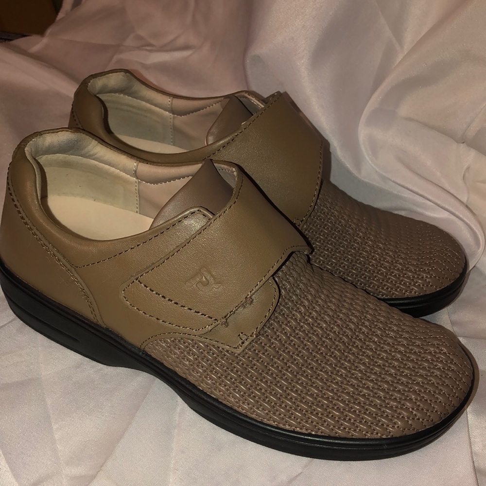 Propet Stretchable Shoes -Olivia Taupe Color size 9